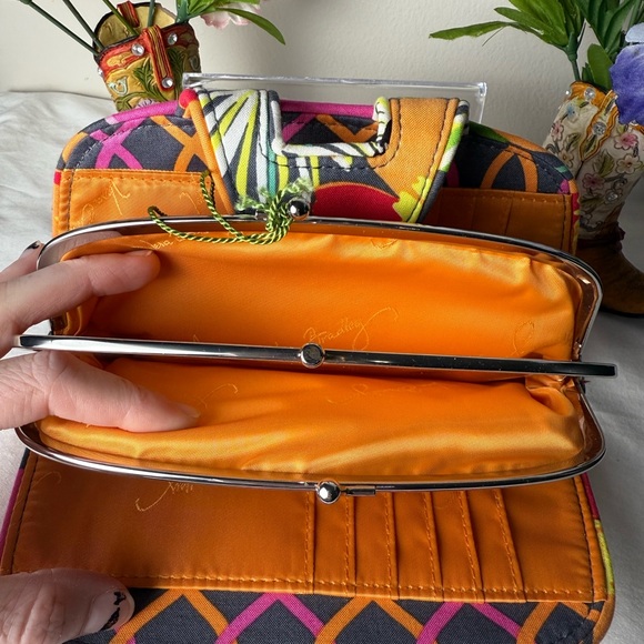 NWT Vera Bradley Jazzy Blooms Kiss N Snap Wallet Retired Pattern LAST ONE - Picture 2 of 6